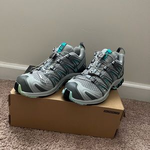 Size 7 Salomon. Lightly worn.